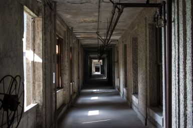 Gang im alten Krankenhaus von Ellis Island