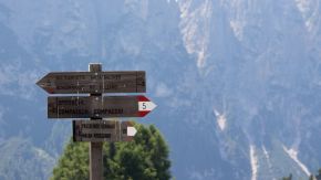 Wegweiser auf der Seiser Alm Südtirol