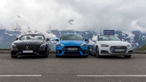 Audi, Ford und Mercedes-Benz am Parkplatz Fuschertörl 1