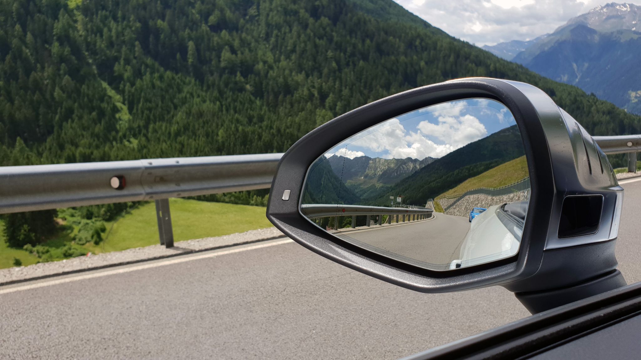 Ford Focus RS im Rückspiegel vom Audi S5 Cabrio am Jaufenpass