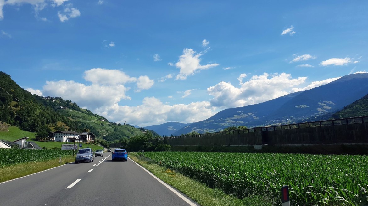 Landstraße in Südtirol bei Brixen