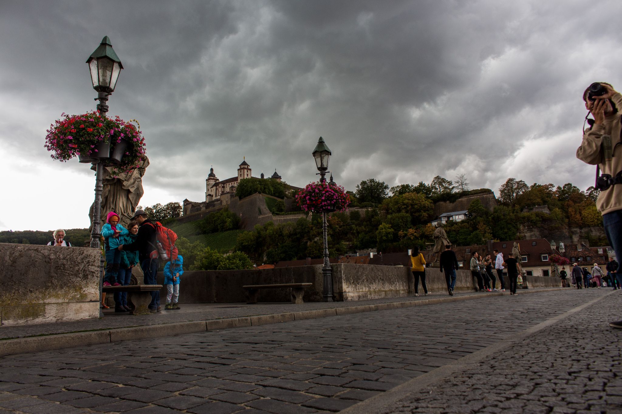 Auf der Alten Mainbrücke in Würzburg