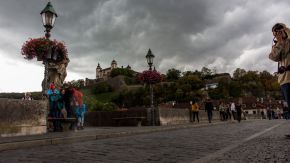 Auf der Alten Mainbrücke in Würzburg