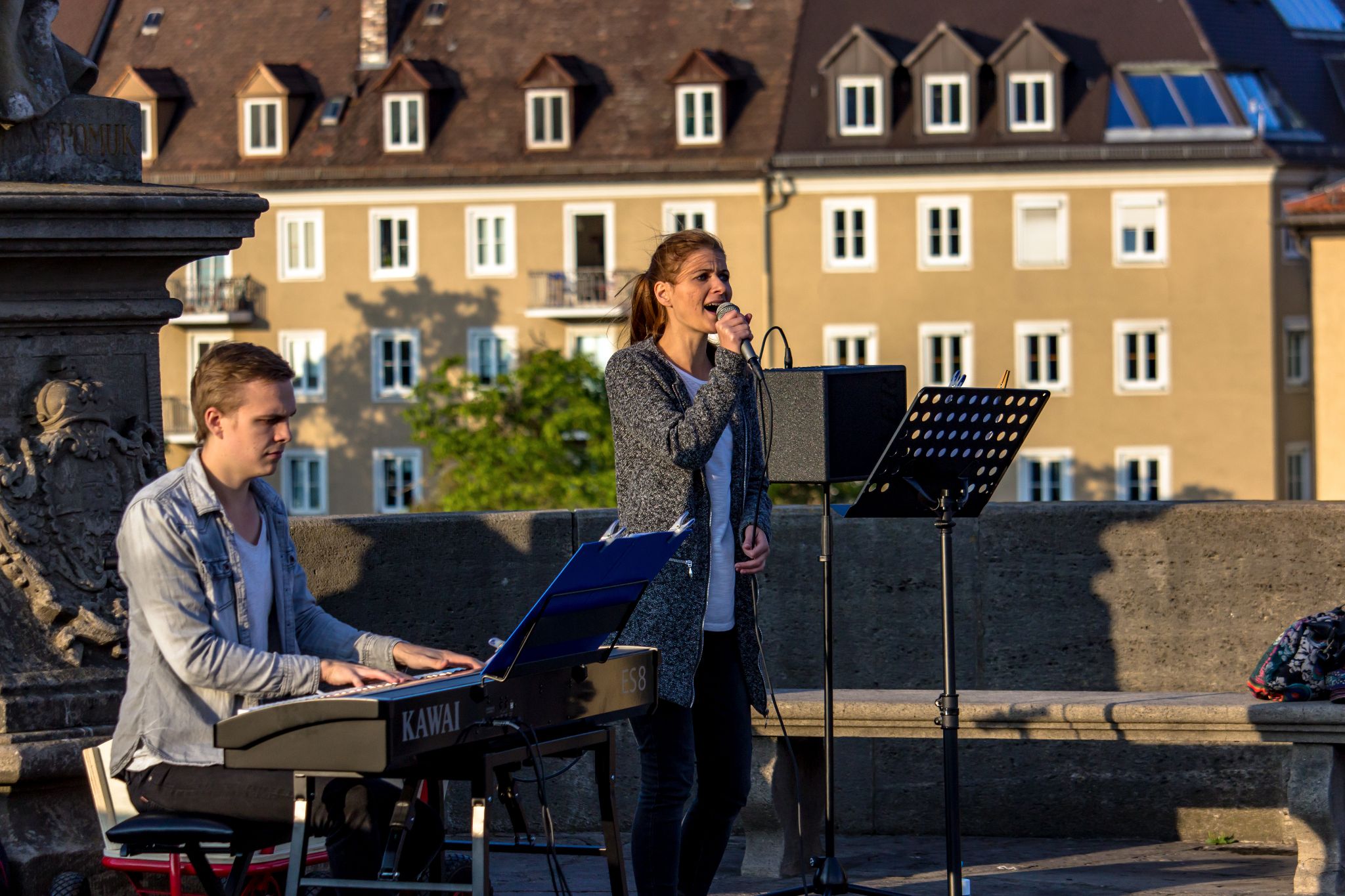 Band singt auf der Alten Mainbrücke in Würzburg