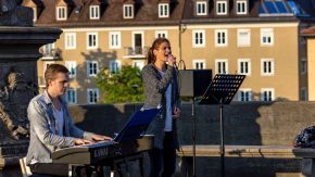 Band singt auf der Alten Mainbrücke in Würzburg