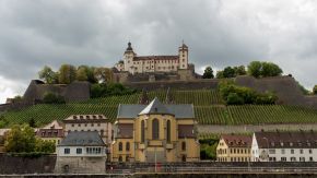 Festung Marienberg mit Weinberg