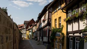 Kleine Gasse in Quedlinburg im Harz mit bunten Fassaden