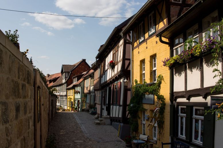 Kleine Gasse in Quedlinburg im Harz mit bunten Fassaden