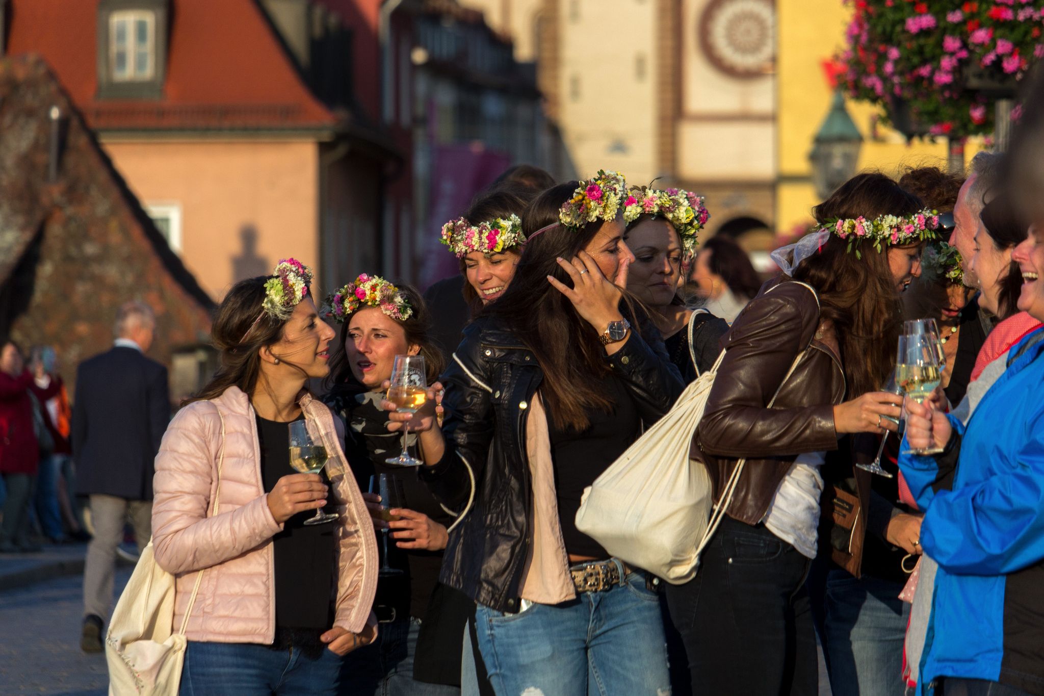 Mädels, die Wein trinken Beim Brückenschoppen auf der Alten Mainbrücke, Würzburg