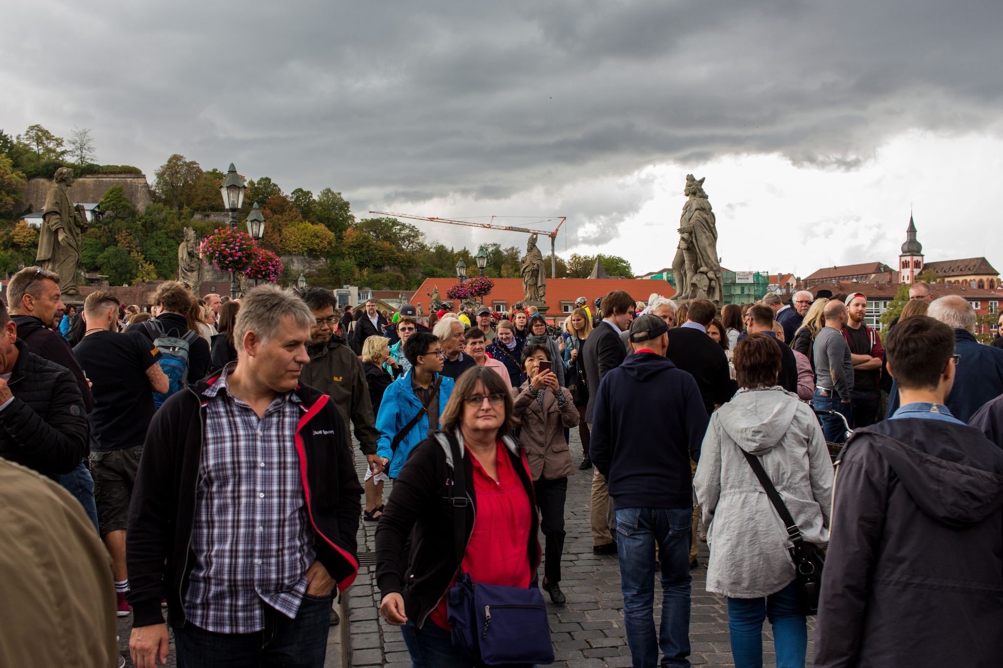 Menschenmasse beim Brückenschoppen Würzburg