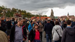 Menschenmasse beim Brückenschoppen Würzburg