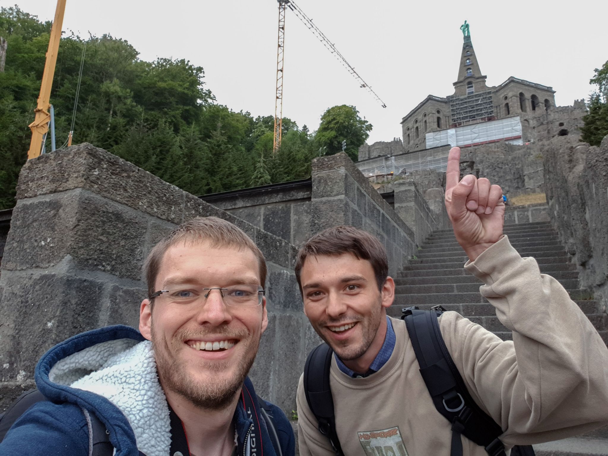 Robert und Willy an der Herkulessäule, Kassel