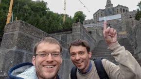 Robert und Willy an der Herkulessäule, Kassel