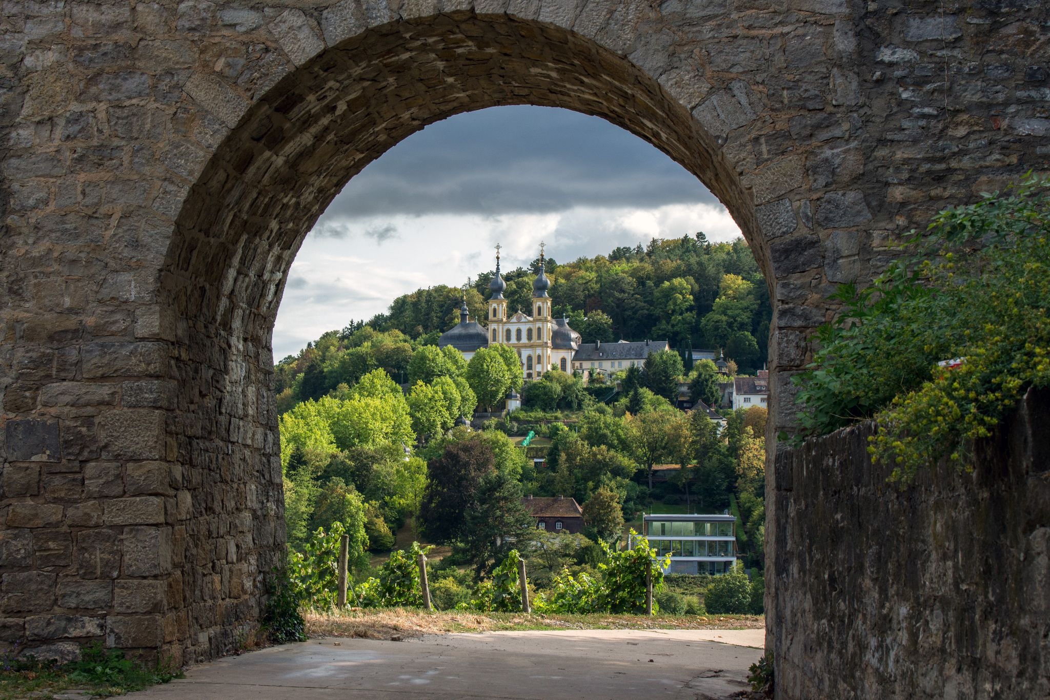 Torbogen in den Weinbergen der Festung Marienberg, Würzburg