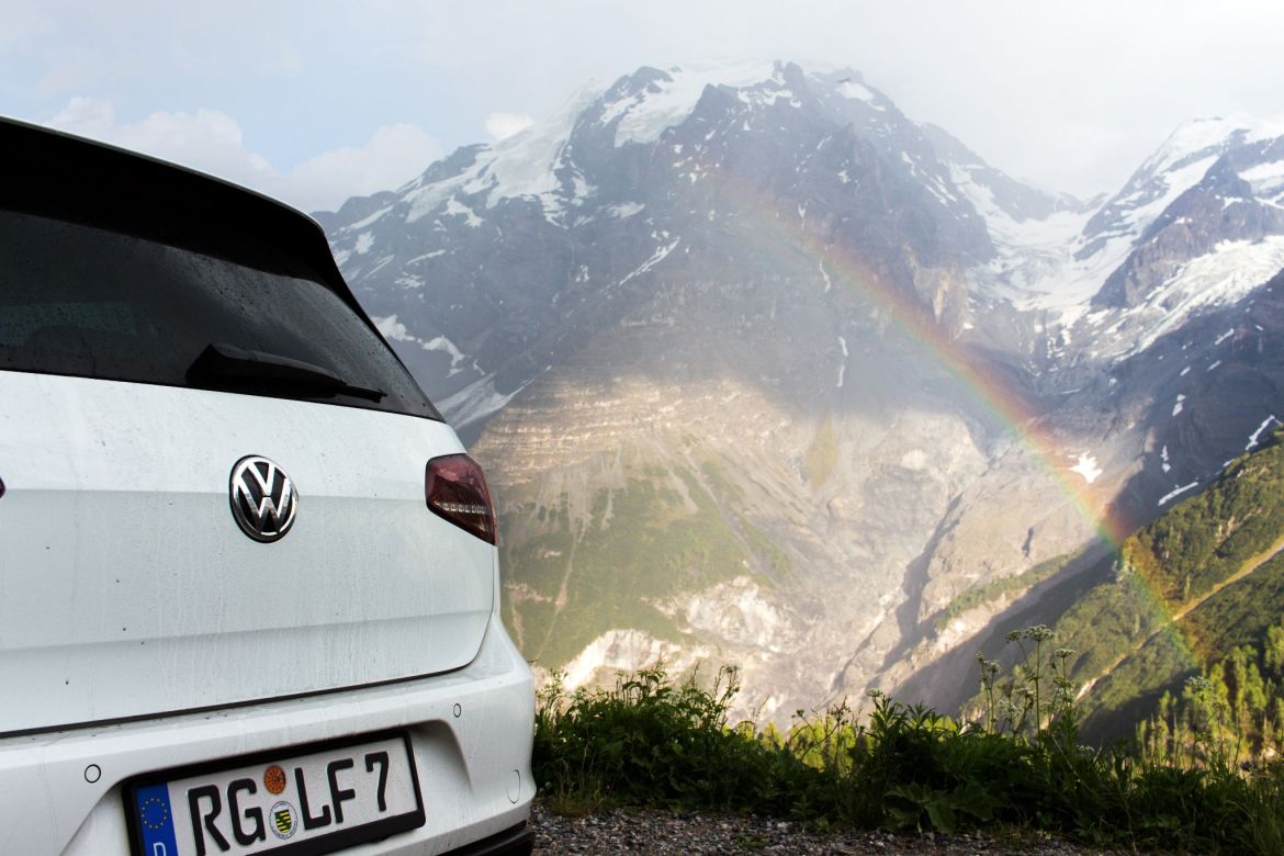 VW Golf 7 R vor dem Regenbogen