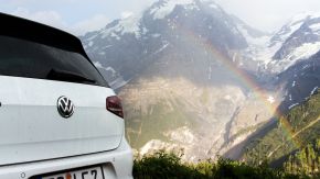 VW Golf 7 R vor dem Regenbogen