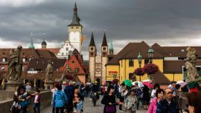 Würzburger Altstadt von der Mainbrücke aus gesehen