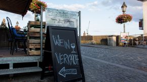 Weinverkauf beim Brückenshoppen in Würzburg