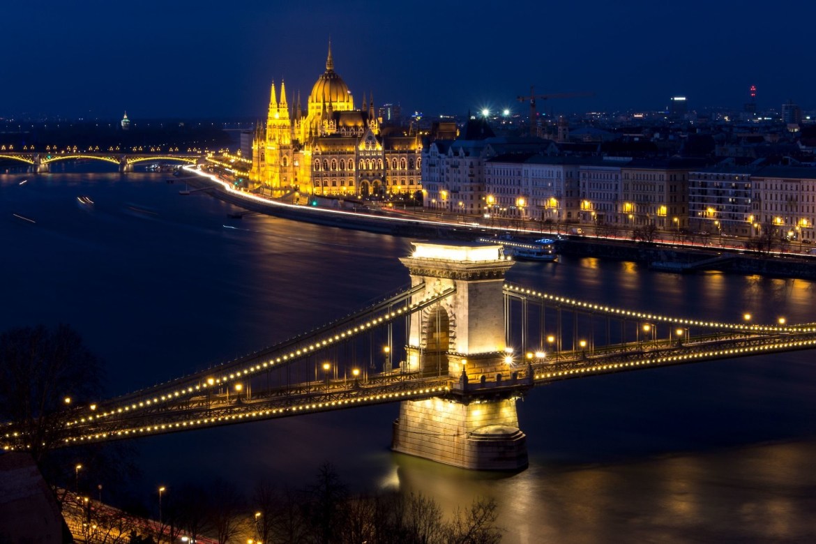 Kettenbrücke und Parlament bei Nacht