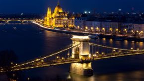 Kettenbrücke und Parlament bei Nacht