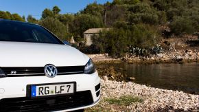 Golf 7R am Fuža Beach, Korcula, Kroatien