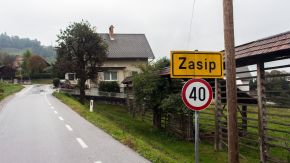 Ortseingangsschild Zasip, Slowenien