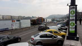 Autos am Donauufer, Budapest