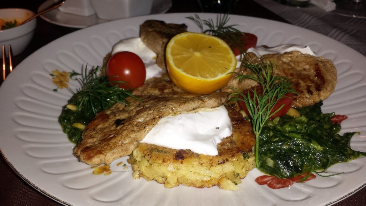 Kalbsmedaillons mit Knoblauch-Spinat und gerösteten Kartoffelpuffern, Kacsa Étterem, Budapest, Ungarn