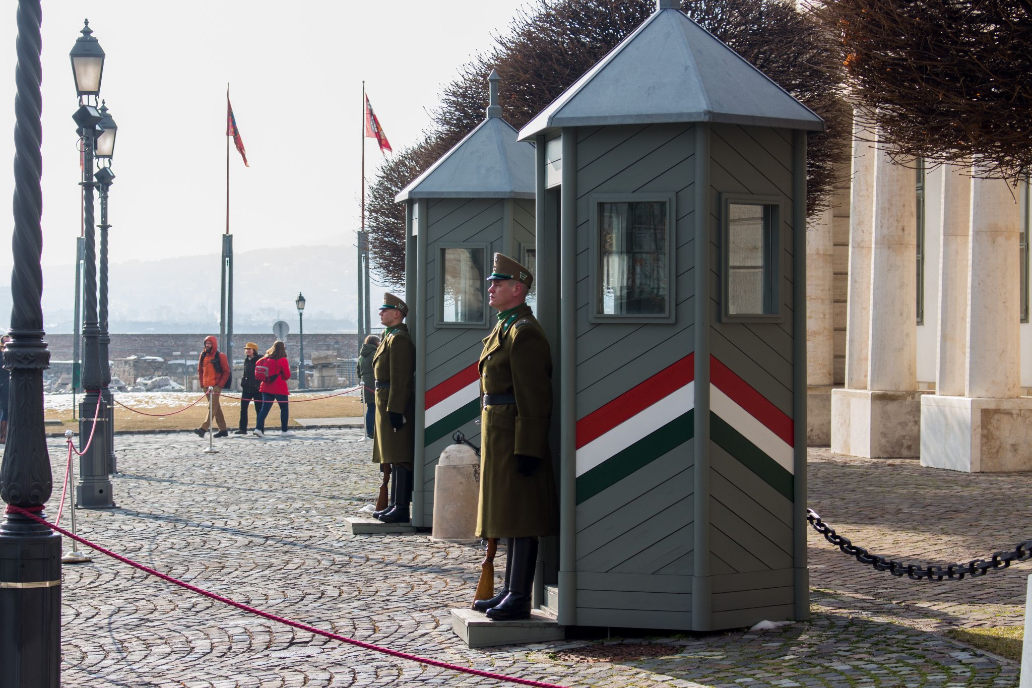 Wachsoldaten am Präsidentenpalast in Budapest, Ungarn