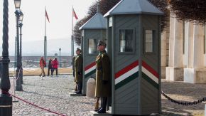 Wachsoldaten am Präsidentenpalast in Budapest, Ungarn