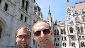 AllgäuRacing am ungarischen Parlament in Budapest