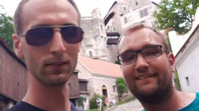 Matthias und Philipp an der Burg Pernštejn, Tschechien