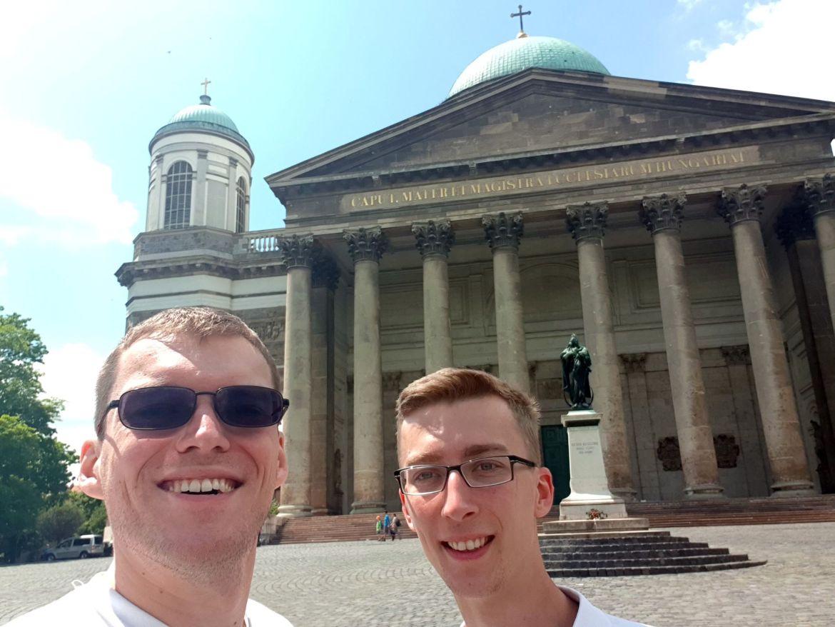 Robert und Karol an der St. Adalbert-Kathedrale in Ungarn