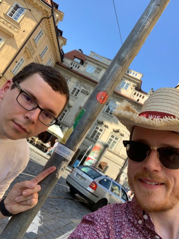 Uwe und Thomas finden einen OTRA-Aufkleber in Prag