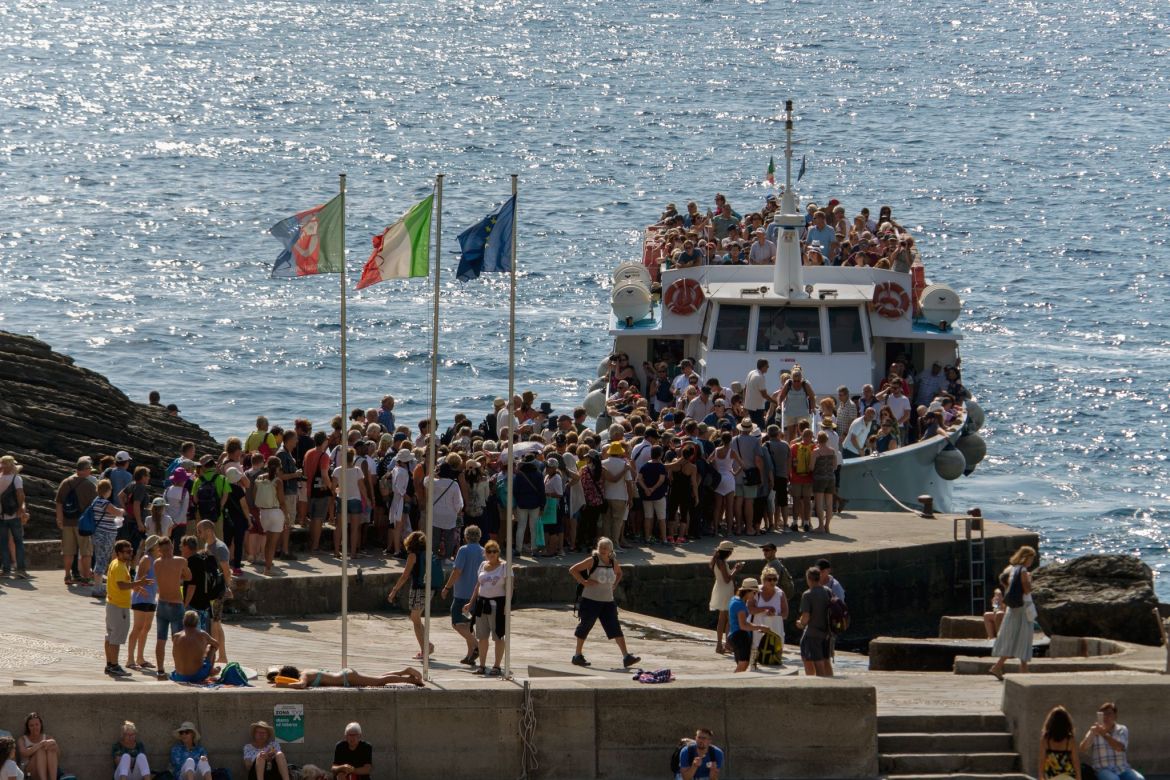 Boot mit Touristen in Vernazza, Cinque Terre