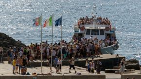 Boot mit Touristen in Vernazza, Cinque Terre