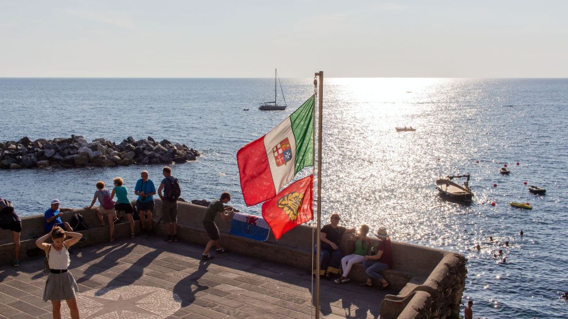 Italenische Flagge und Mittelmeer bei Cinque Terre