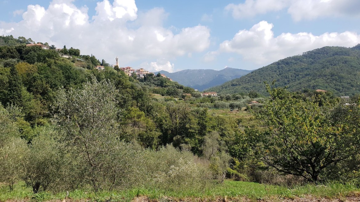Kleines Dorf auf einem Hügel in Ligurien