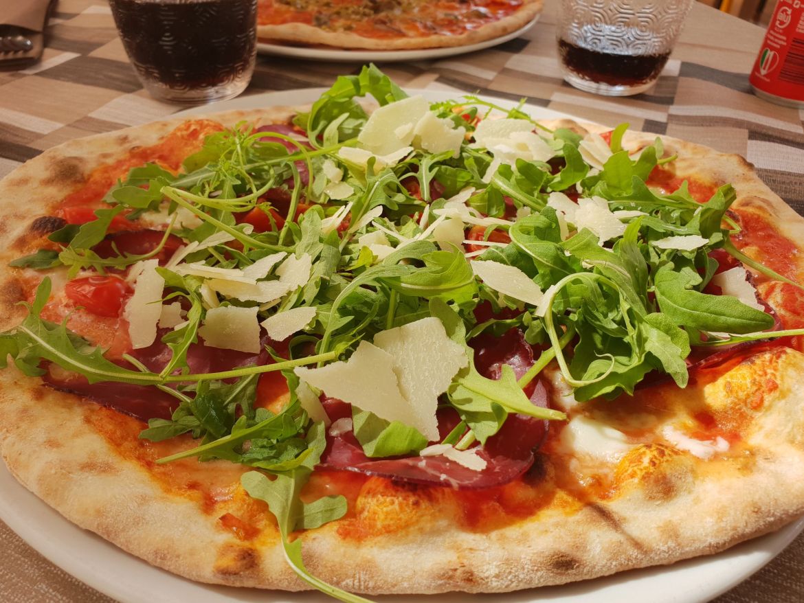 Pizza mit Schinken, Parmesan, Rucola, Pizzeria La Mela, Levanto