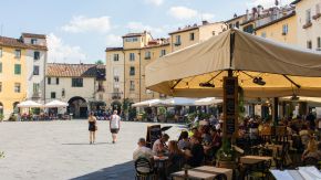Restaurants auf dem Piazza dell Anfiteatro, Lucca, Italien