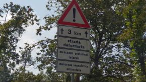Strada Deformata Schild Italien