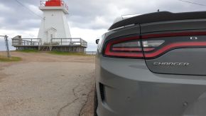 Dodge Charger am Leuchtturm von Margaree Harbour, Cape Breton Island