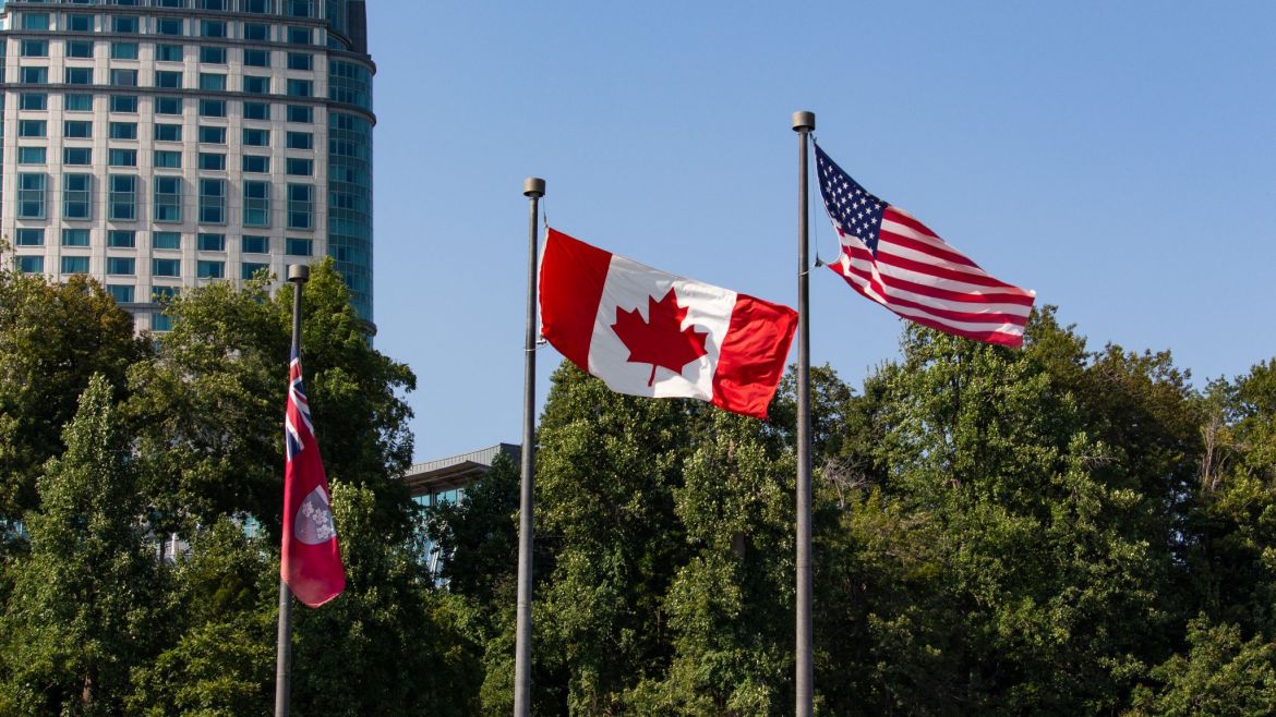 Kanadische und Amerikanische Flagge