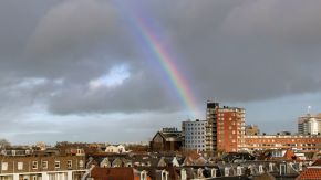 Regenbogen über Amsterdam