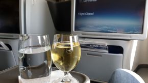 Sekt zum Empfang in der Lufthansa Business Class