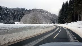 Verschneite Straße im Erzgebirge