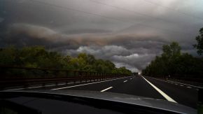Sturm auf italienischer Autobahn in Venetien