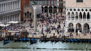 Touristen am Markusplatz in Venedig
