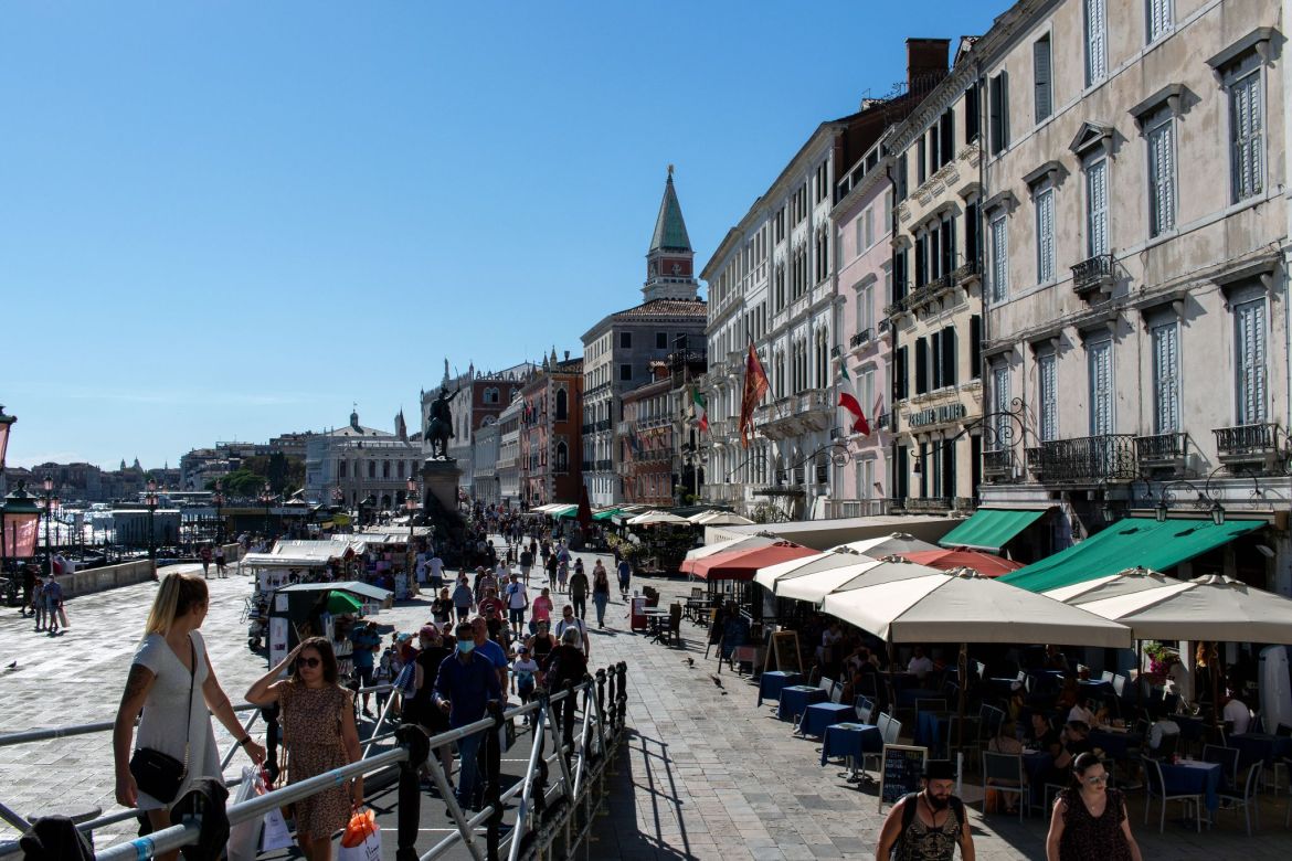 Touristen in Venedig die zu Fuß gehen