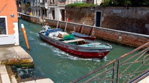 Bauboot in Venedig
